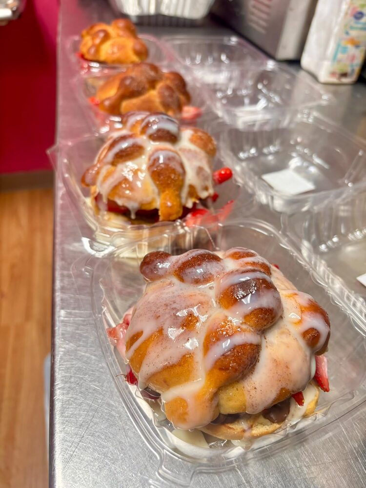 Conchas filled with cream and strawberries, boxed for an event
